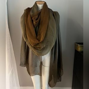 Extremely long and large scarf with sleeves wrap. Brown and beige multicolor.